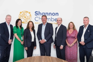 Canadian Ambassador Nancy Smyth with Ray O'Driscoll, COO Shannon Group, Fiona Gilchrist, Jaguar Landrover, Shannon Chamber President Eoin Gavin, Sean Ganley, Tkelek, Tammy Jerome and Dermott Whelan, Bathfitter during her visit to Shannon. Photograph by Eamon Ward